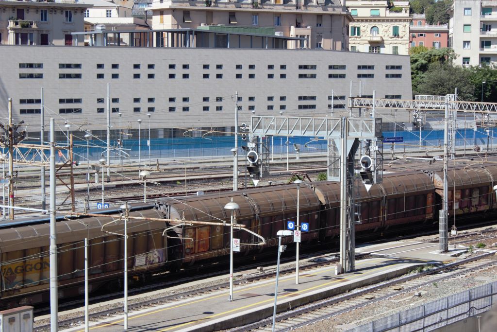 Panorama de la zona de mercancías, vista desde la Via Montesano