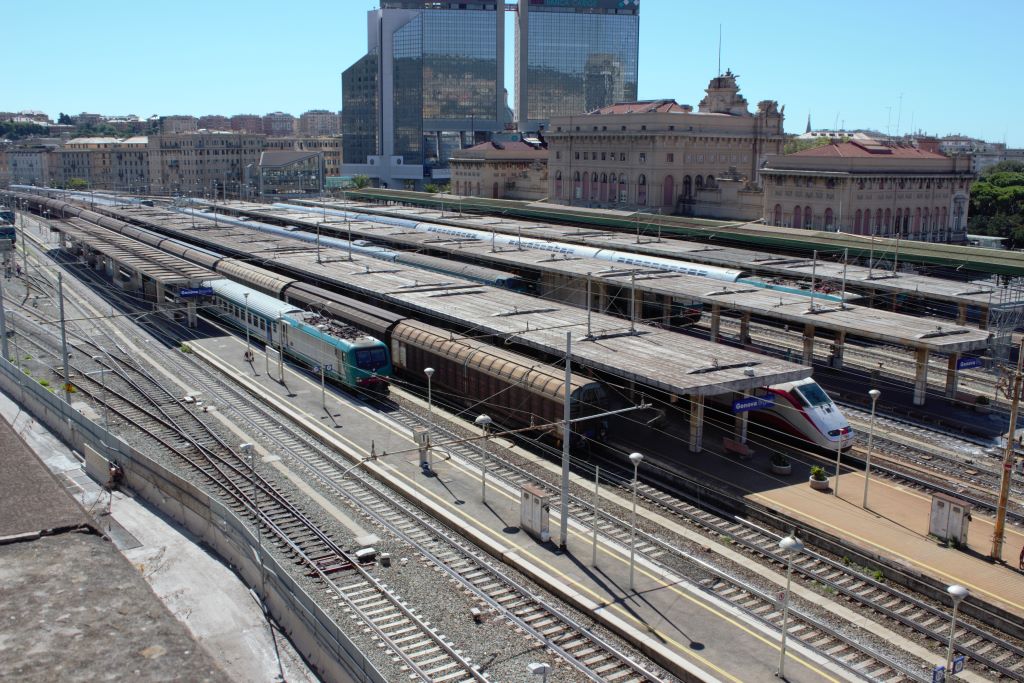Playa de vías de la estación de Génova Brignole que se alejan hacia el depósito