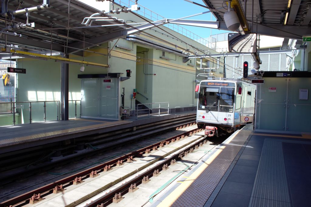La estación de metro se encuentra al mismo nivel que la del tren