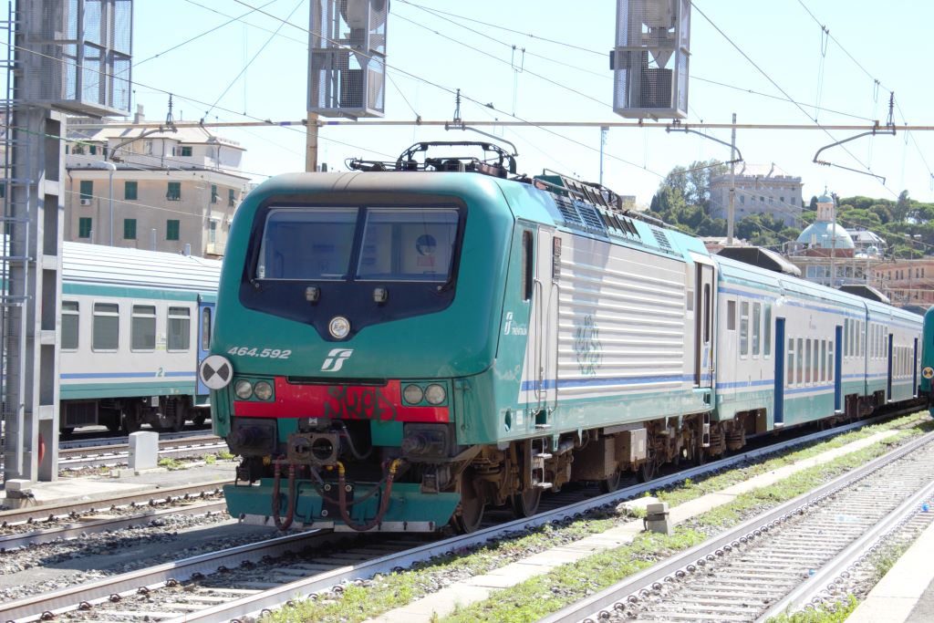 En todos los trenes se ve una señal redonda con un ajedrezado que significa que es el extremo de la composición de pasajeros