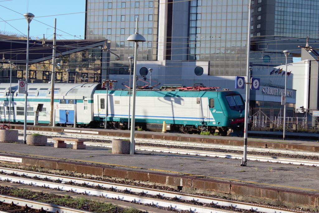 Composición de dos pisos llegando desde la zona de depósitos