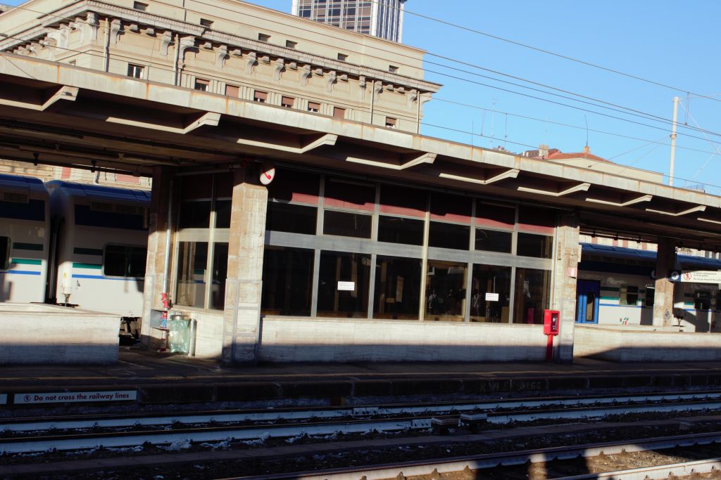 Sala de espera en el andén protegida contra inclemencias