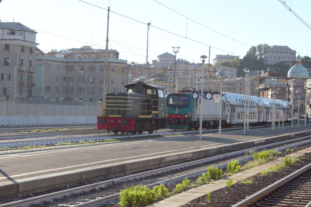 Maniobras: la locomotora diésel se lleva las composiciones enteras si fuera necesario