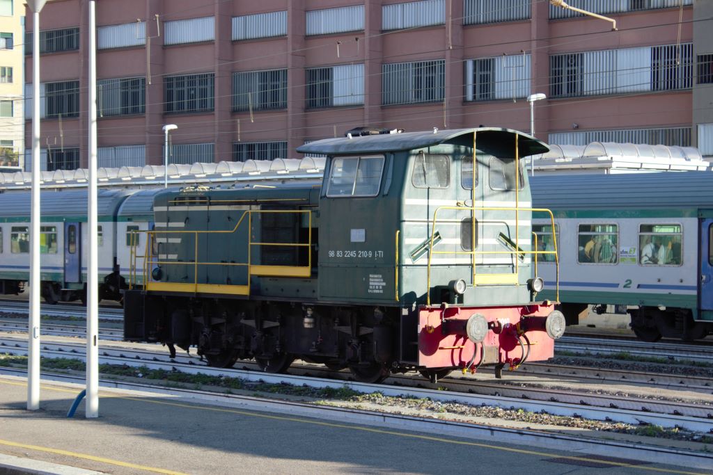 La locomotora 245 no para de acercarse y alejarse por la intrincada playa de vías