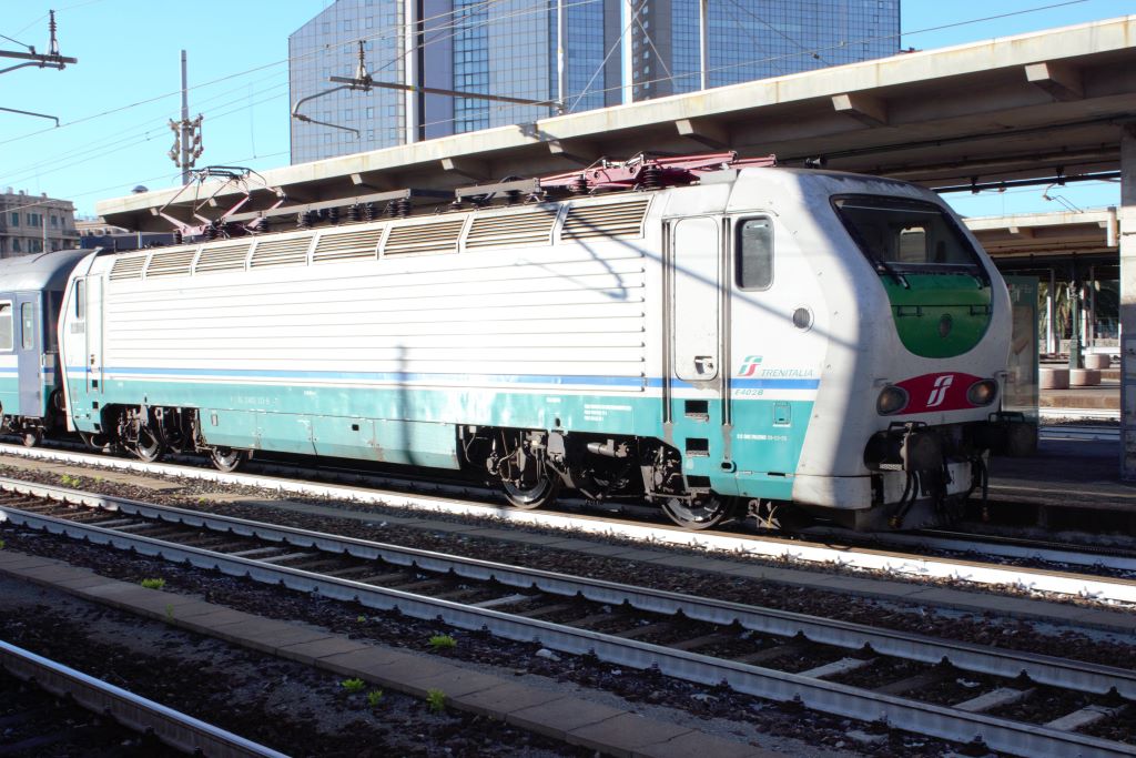 Locomotora E402 de la clase B reformada. Es raro ver en una locomotora tan moderna los pantógrafos romboidales