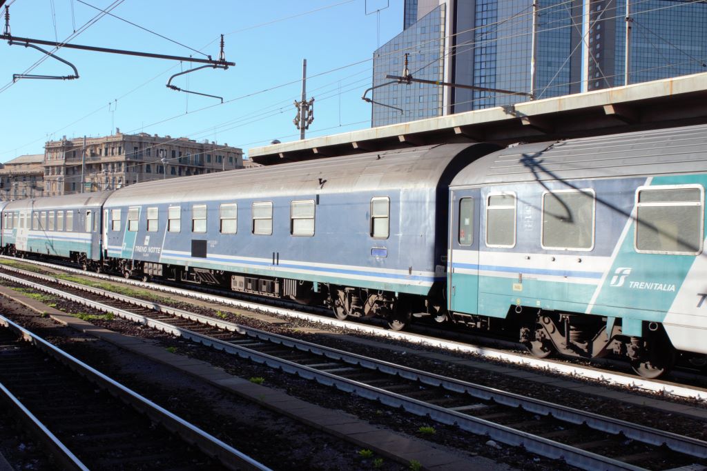 Librea ampliada del servicio de camas Treno notte de Treintalia