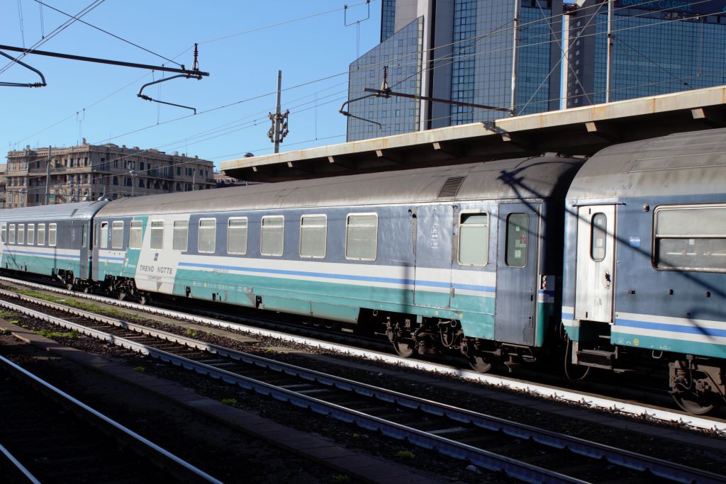 Vagón con compuerta para el servico (al lado de la ventana del extremo)