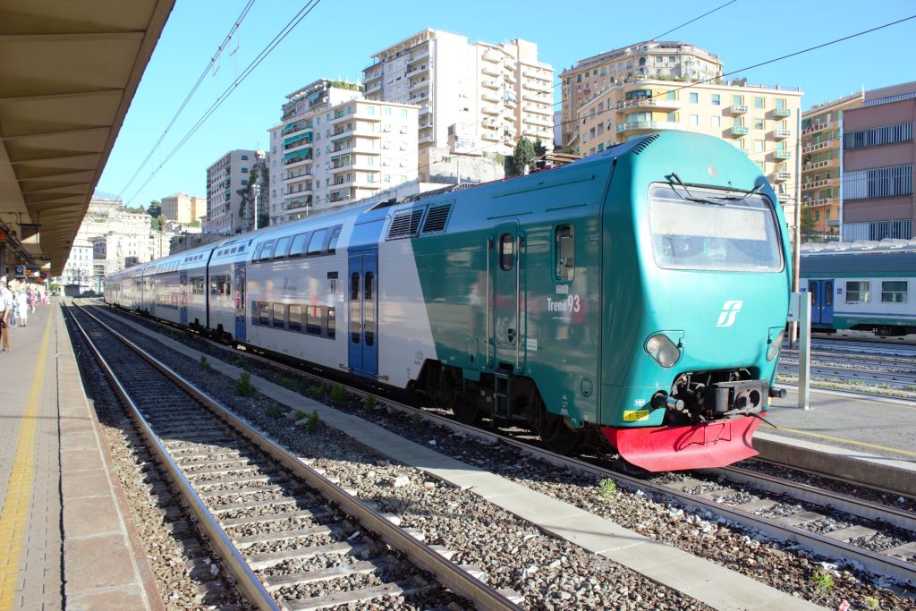 Moderno coche motor de dos pisos de Trenitalia, con una estétita muy particular y pantógrafo