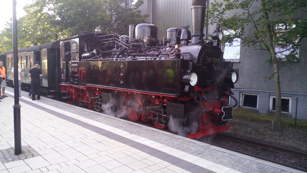 Locomotora enganchada y esperando la salida del tren