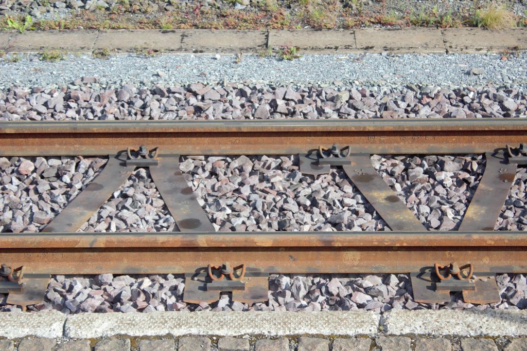 Vía del tipo Epsilon con traviesas en diagonal y rectas