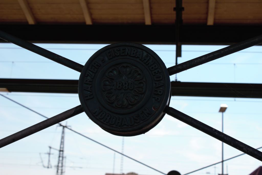 A contraliz no se puede ver bien el símbolo de la Harzer Eisenbahnbedarf puesto en la esación de Nordhaysen en 1880