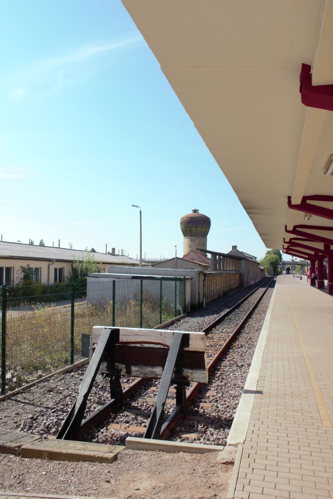 Habitualmente los trenes entran en los andenes y posteriormente tienen que salir al depósito para invertir el sentido de la locomotora en el tren