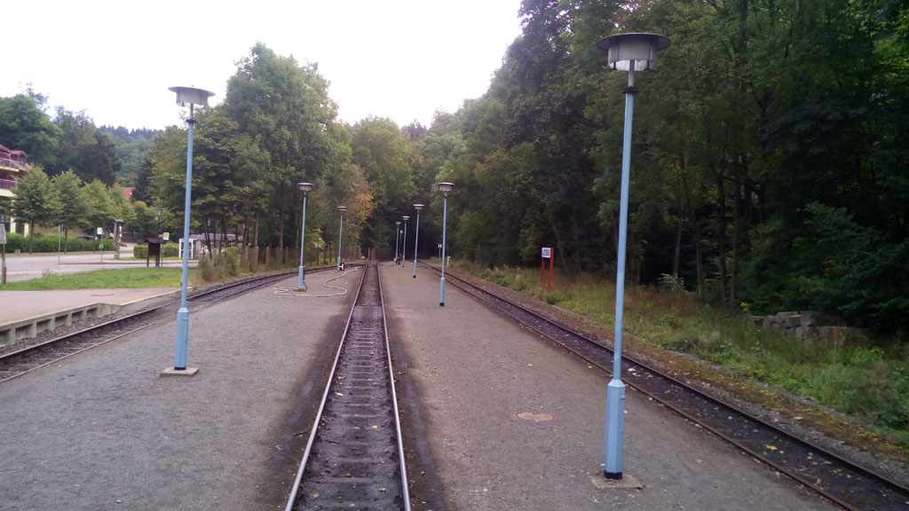 Los andenes están a pie de vía, sólo hay uno recrecido al lado de la estación