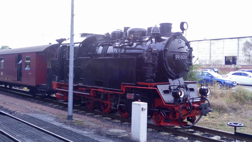 Locomotora 6001 en cabeza una vez realizada la maniobra de cambio de testero.