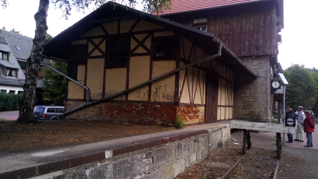 Topera de la estación de Alexisbad con almacén de mercancías y andén recrecido para descargas