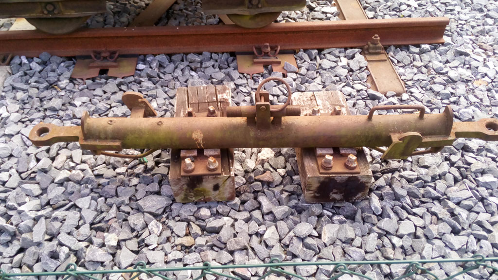 Enganche de los rollwagen (vagones para el transporte de vagones de ancho UIC por la vía métrica)