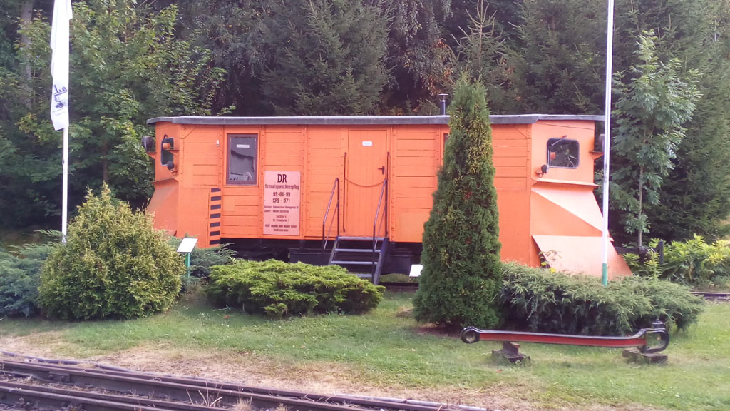 Otra vez el quitanieves visto de perfil.