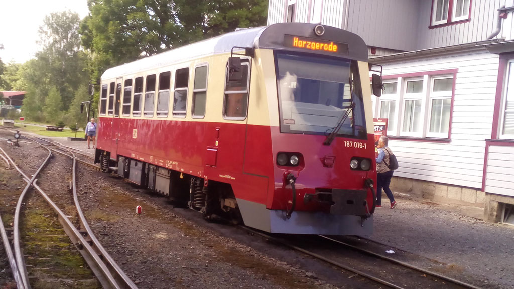 Automotor que cubre el servicio comercial de Harzgerode a Hasselfelde