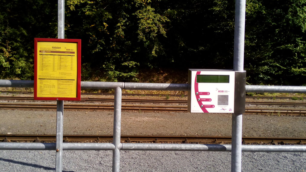 Cartelón de horarios antiguo (izquierda) y nuevo digital (derecha)