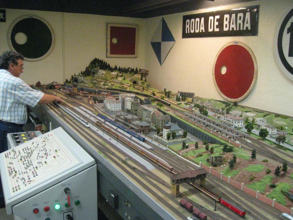 La misma maqueta pero con una gran estación de vía de H0. Toda controlada por ordenador