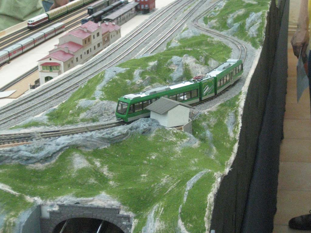 Cremallera de Montserrat en miniatura subiendo una rampa
