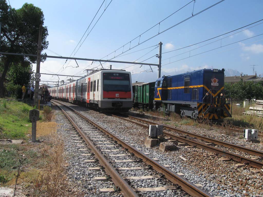 Tren conmemorativo apartado para dejar a un tren comercial