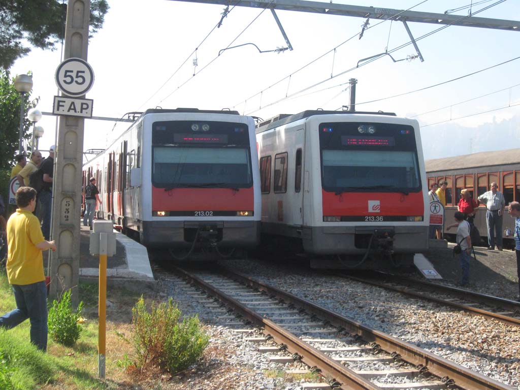 Cruce de trenes comerciales en Sant Vicenç de Castellet