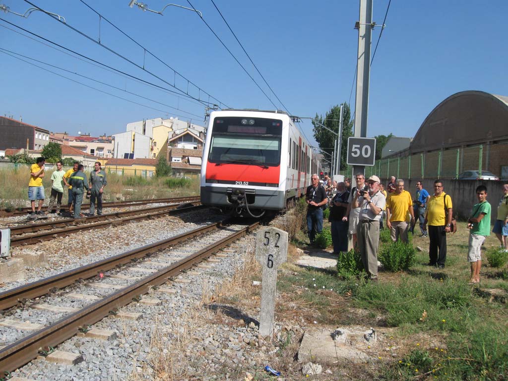 Todos los aficionados esperaban para fotografiar las maniobras de la locomotora para cambiar a la otra parte del tren