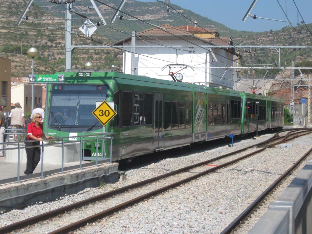 Doble composición del Cremallera de Montserrat esperando en su via segregada
