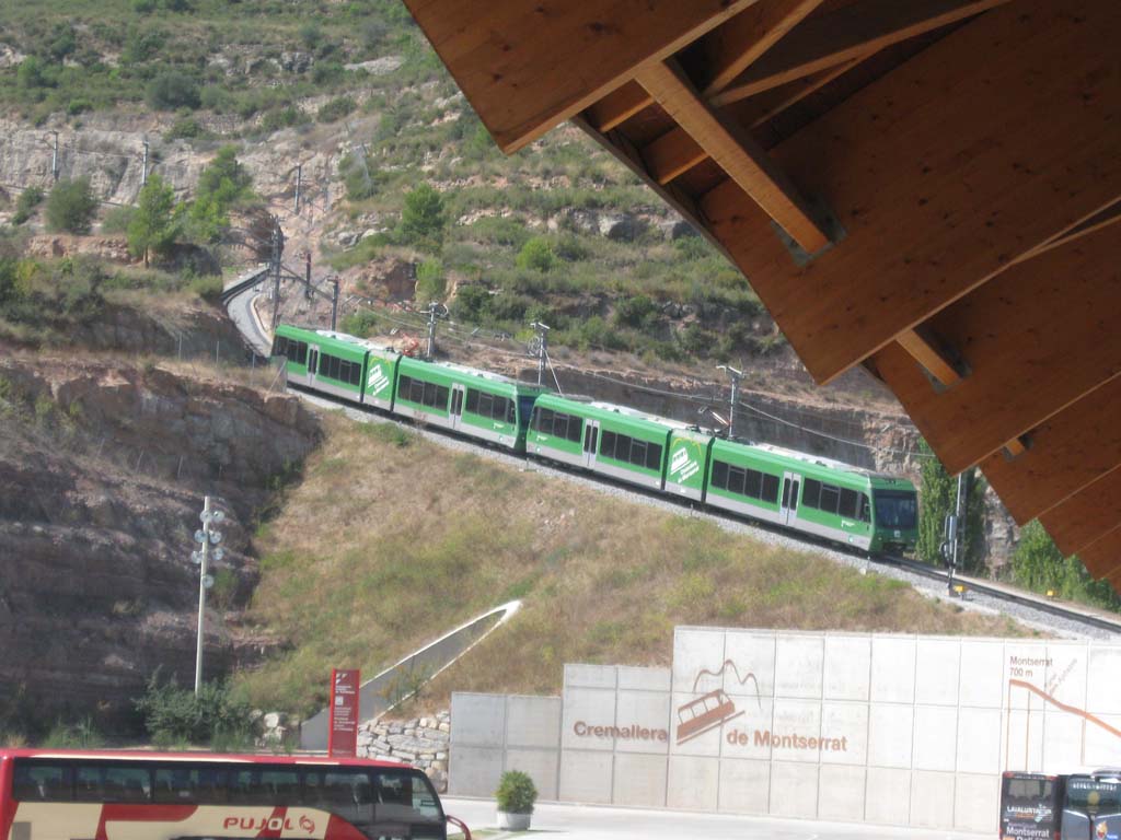 Doble composición de trenes de cremallera subiendo a Montserrat. El material fue fabricado por Stadler y es el Gtw Beh 2/6
