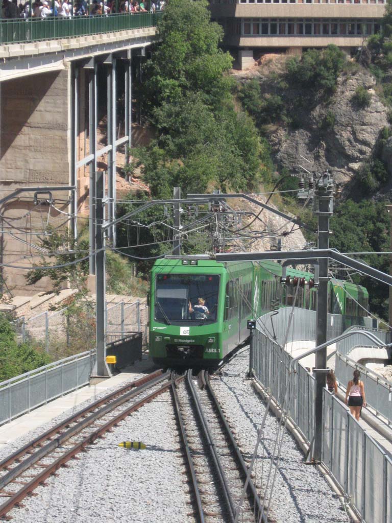Cremallera de Montserrat tomando la rampa hacia el túnel dels Apostols, el único de la línea
