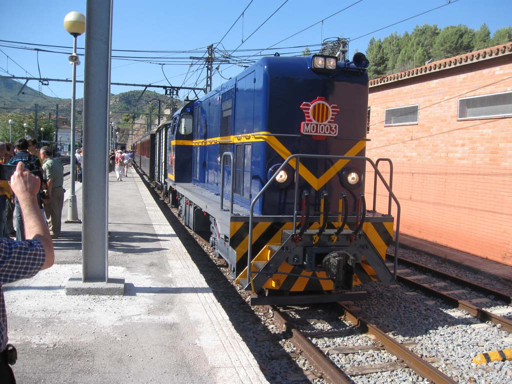 Tren dispuesto para salir hacia Martorell esperando el cruce con un tren ascendente