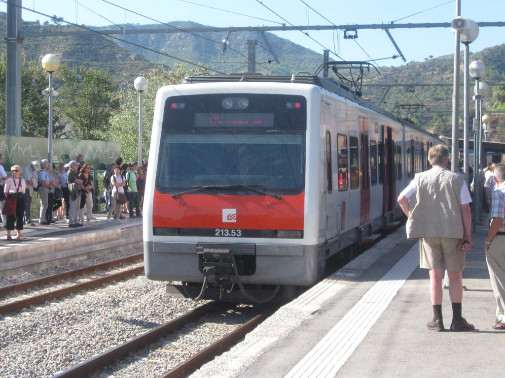 Esperando el paso de un tren comercial, esta vez es uno de la serie 200