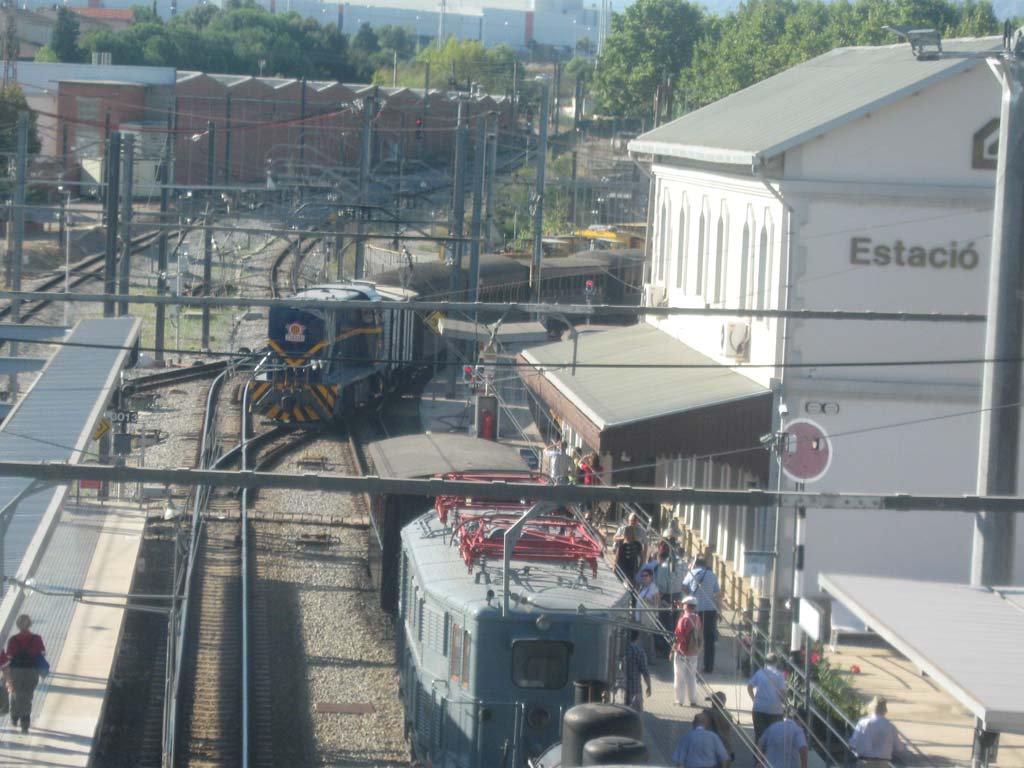 Visto desde la pasarela de la estación moderna de Martorell, la 1003 se lleva reculando el tren a talleres