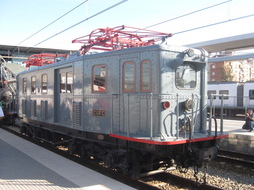 Locomotora 304 'Patxanga' en color gris, también restaurada para la ocasión