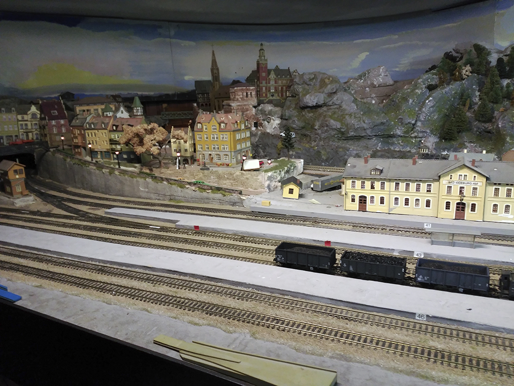 Maqueta de H0 con pocos trenes en funcionamiento