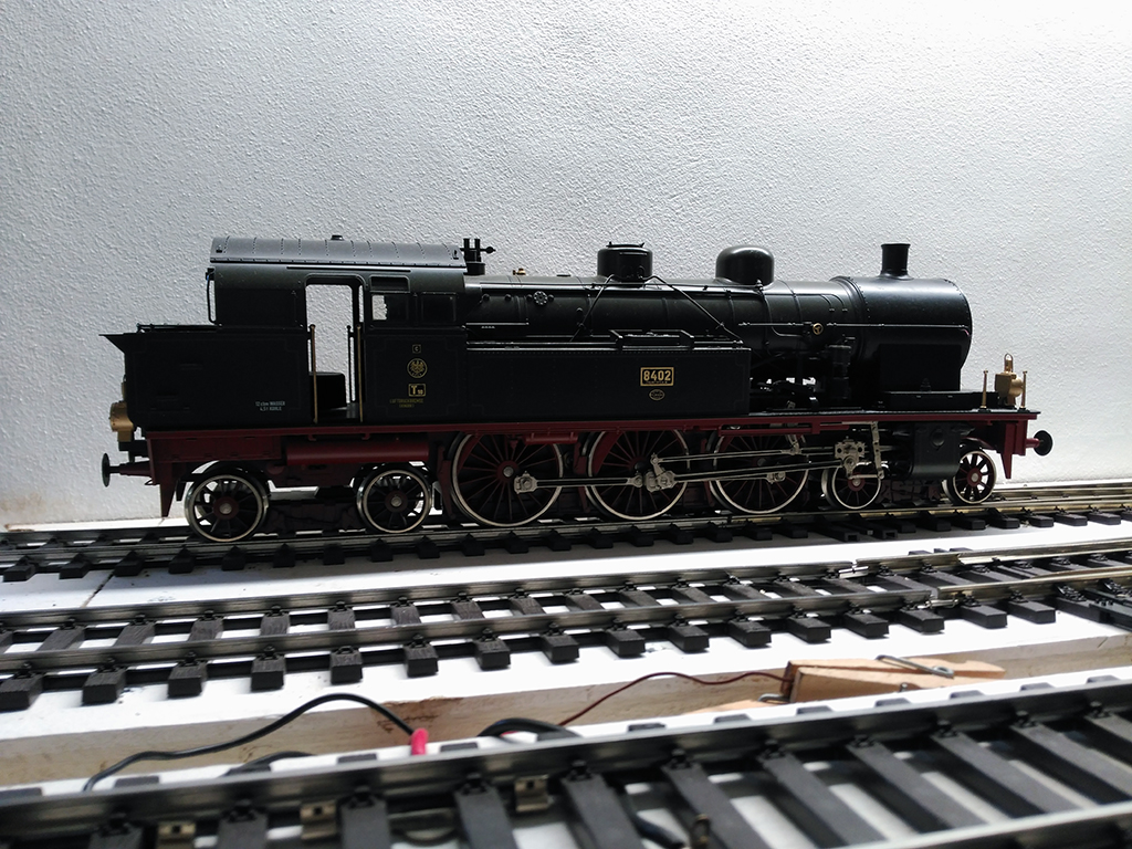 Locomotora de escala 0 en el pequeño tramo de pruebas