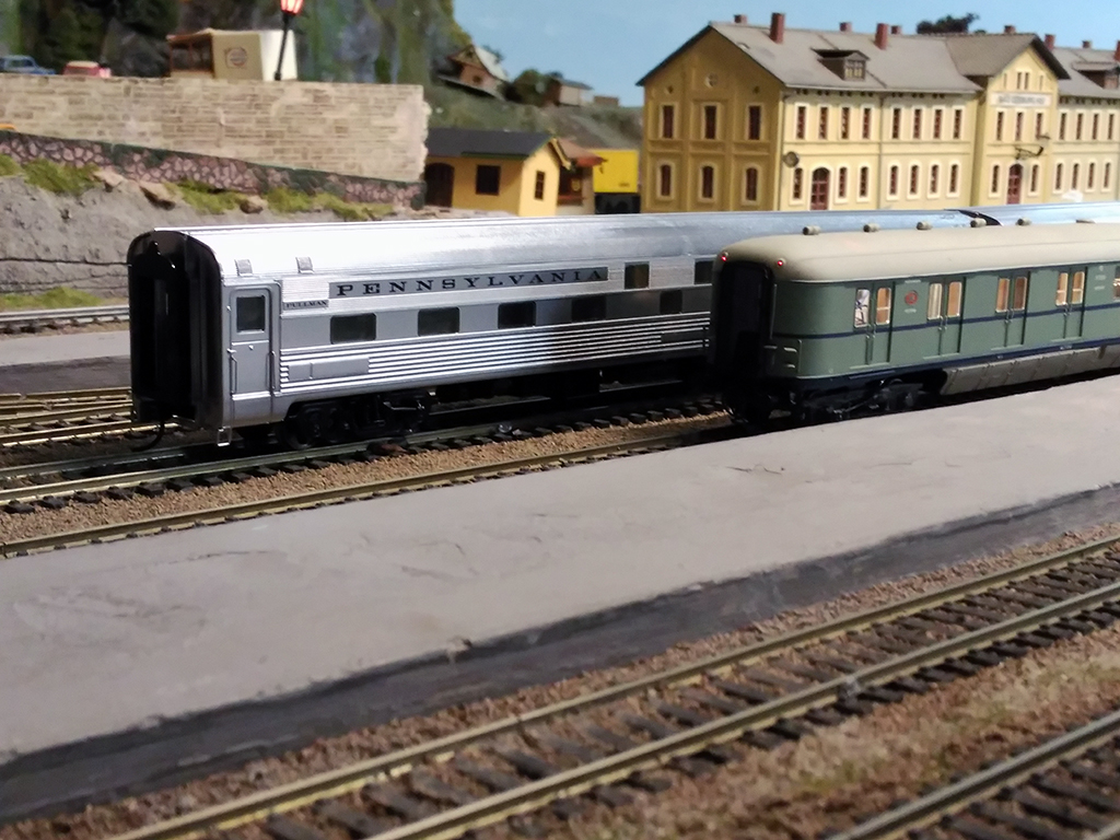 Estación superior con dos trenes muy diferentes