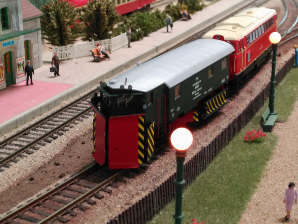 Quitanieves antiguo empujado por una locomotora diésel de la OBB