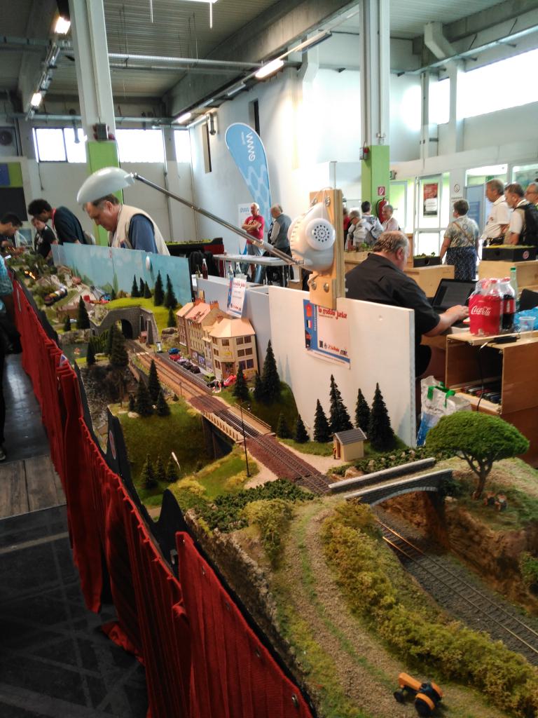 Vista de un conjunto modular a diferentes niveles. Debido a la falta de luz natural tuvieron que poner focos para iluminar el módulo