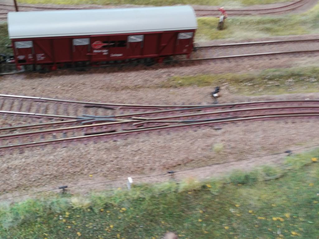 Via estuchada de uno de los módulos y desvío para la vía normal