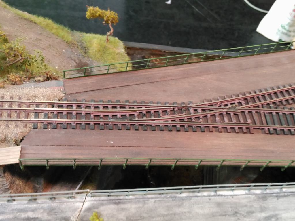 La vía estuchada diverge de la vía ancha en un desvío sin aguja