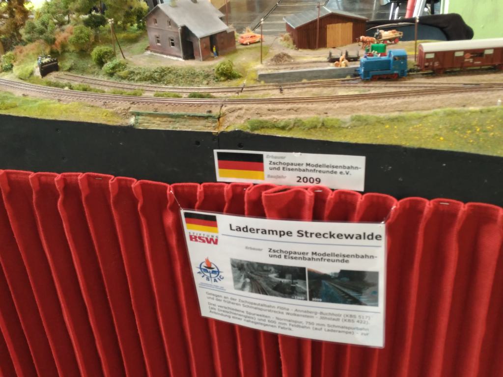 Podemos ver reproducciones en minitura de un tren real: Laderampe Streckewalde