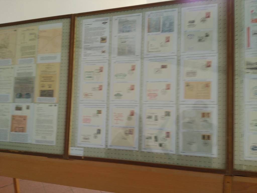 En vitrinas se pueden observar cartas y postales con filatelia