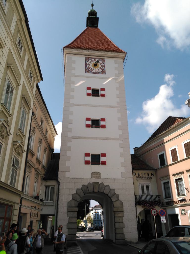 La Lederturm data del siglo XIII y con otras tres defendía la ciudad amurallada