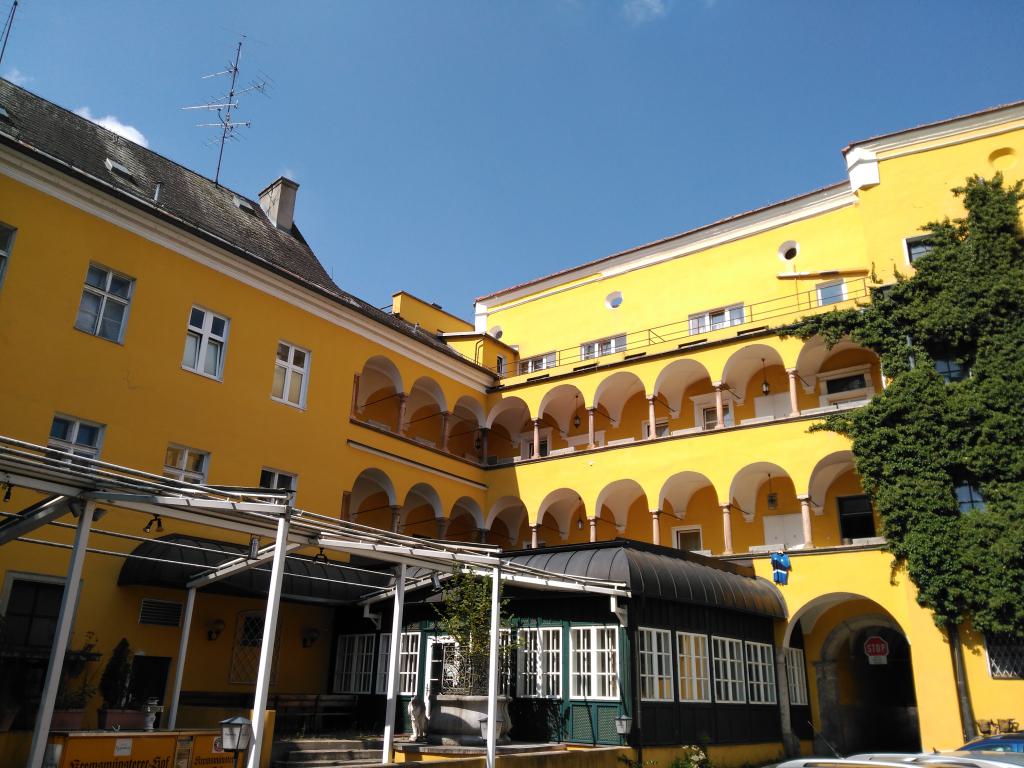 Típico de Wels es la galería trasera del edificio por la qu se movía el servicio