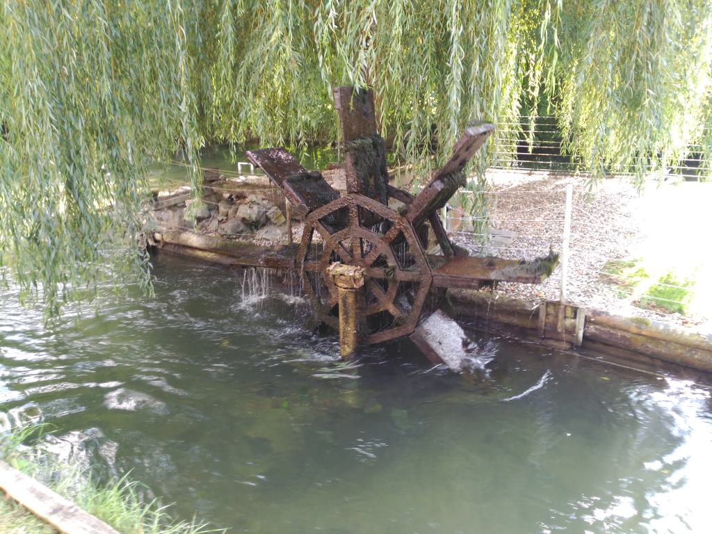 Noria original am Zwinger cerca de la torre del agua en Muhlbach