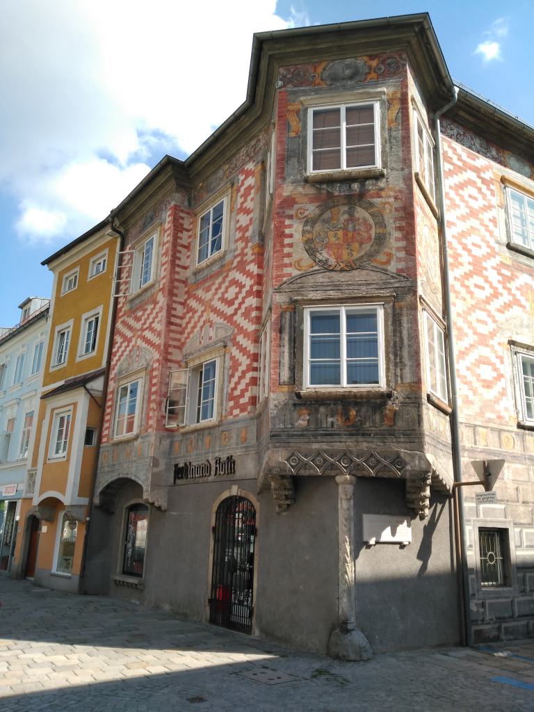 Edificio antiguo de Saloné, uno de los más notables por su decoración