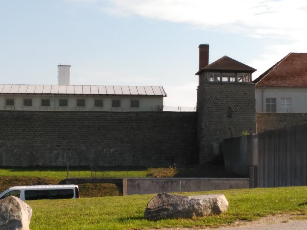 Bunker (para iterrogatorios o antes de la ejecución) y torre de vigilancia