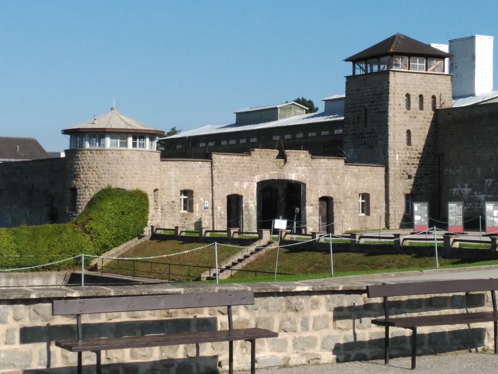 La puerta no ostenta los símbolos que le fueron arrebatados en la liberación